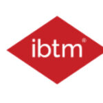 Muestra el logo de ibtm World de color rojo y con fono blanco que es es el evento líder mundial para la industria de reuniones, incentivos, conferencias y eventos, que se celebra anualmente en Barcelona.