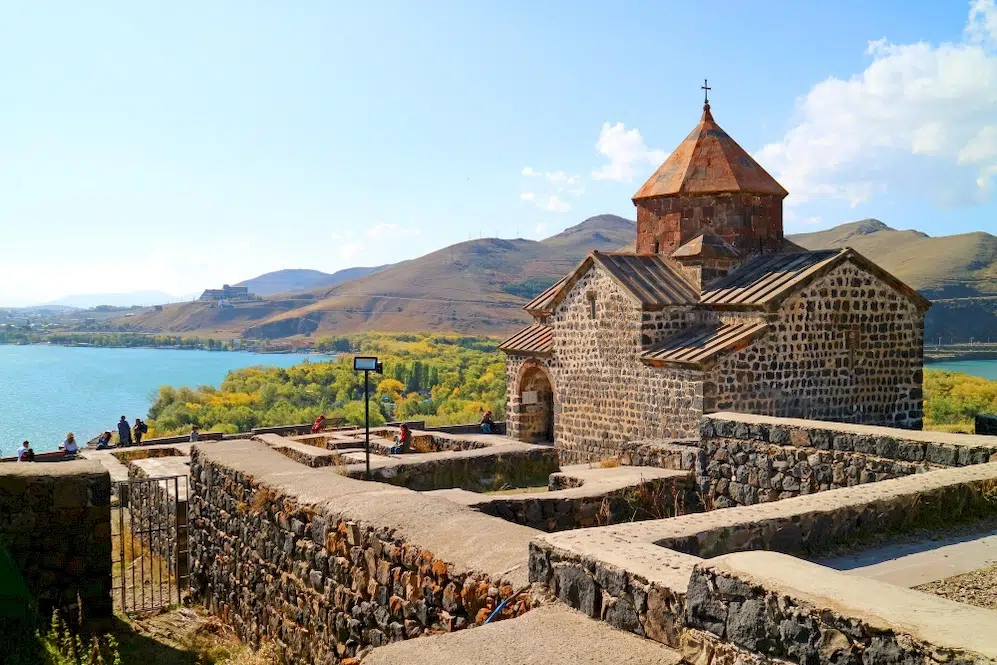 Complejo del monasterio de Sevanavank en una península en la orilla noroeste del lago Sevan en Armenia