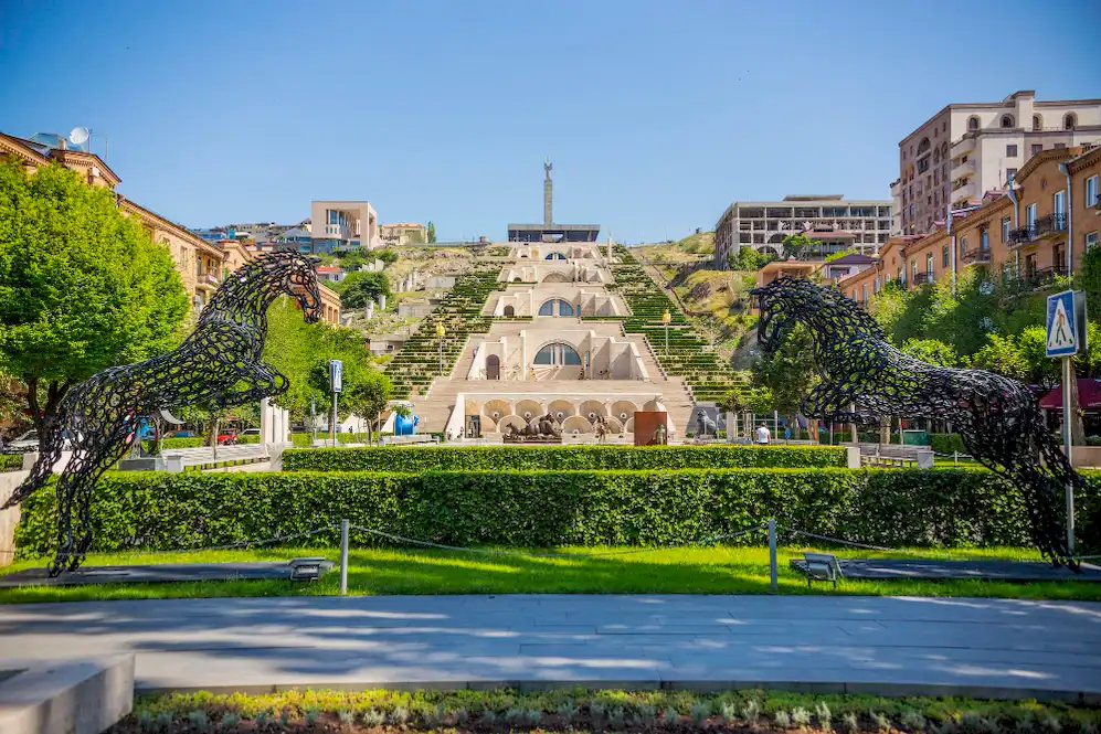 Se muestra el complejo llamado la cascada en Ereva-Yerevan en un día soleado