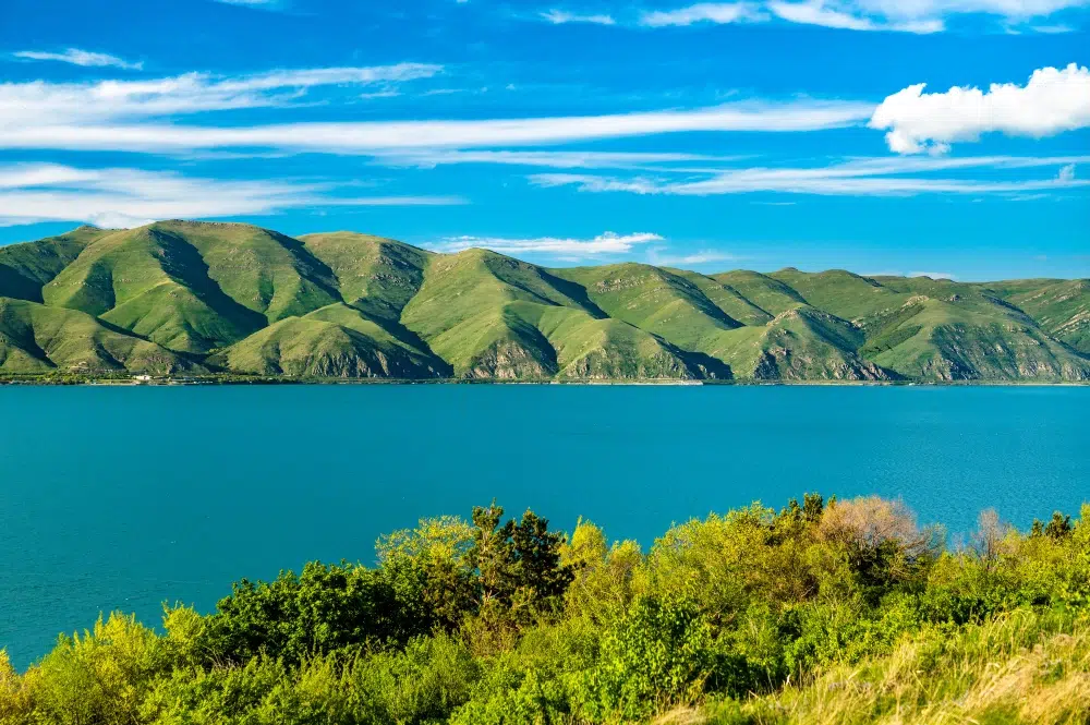 Vista aérea de la península de Sevan en el lago Sevan en Armenia donde se ven las aguas cristalinas en un dia soleado.
