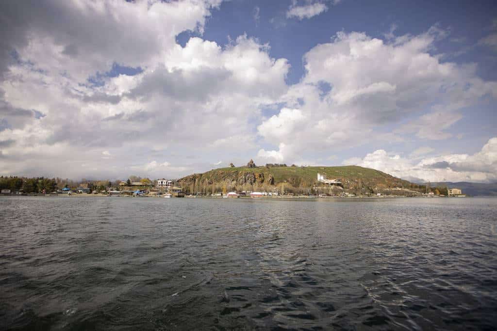 Se ve el Lago Sevan desde el agua cuando estábamos de vacaciones en Armenia