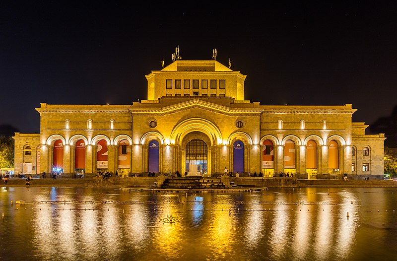 Muestra la plaza de la republica en Ereván cuando estábamos de vacaciones a Armenia