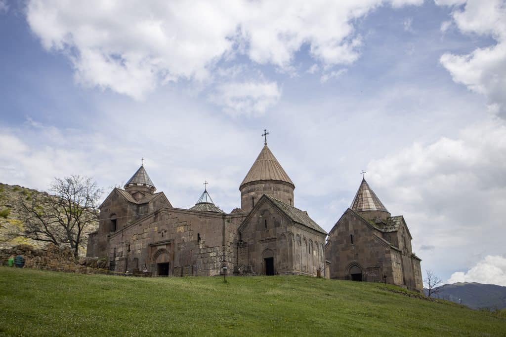 se ve el monasterio de Dilijan desde abajo que podemos ver en las vacaciones a Armenia