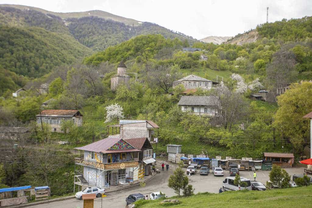 Se ve la ciudad de Dilijan en foto panorámica de vacaciones en Armenia