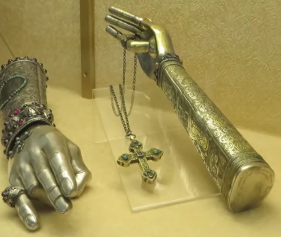 Muestra una vitrina con la mano de San Gregorio en el Tesoro de la Catedral de Echmiadzin que es el museo que conserva muchas reliquias cristianas