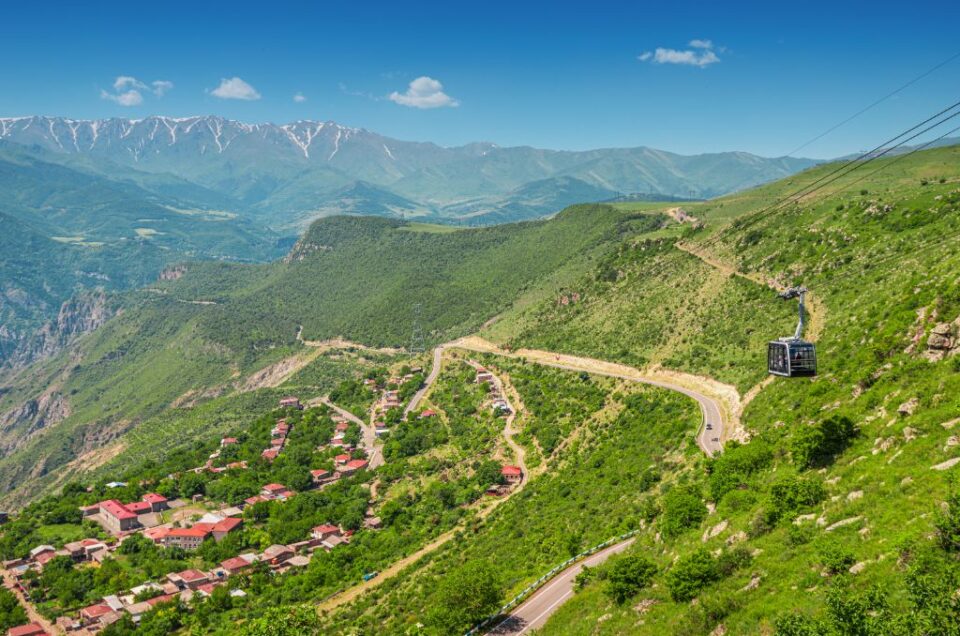 Se ve el teleférico Tatev y el funicular en verano transportando turistas colina arriba hasta el monasterio de Tatev