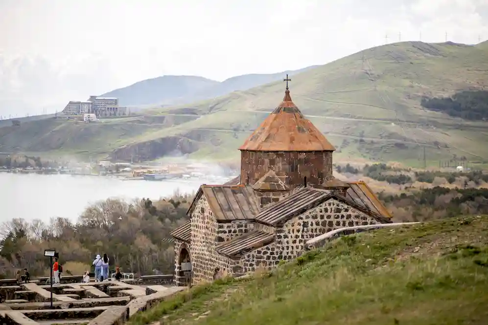 Se muestra al fondo el lago Seván y delante el Monasterio de Sevanavank visto desde arriba