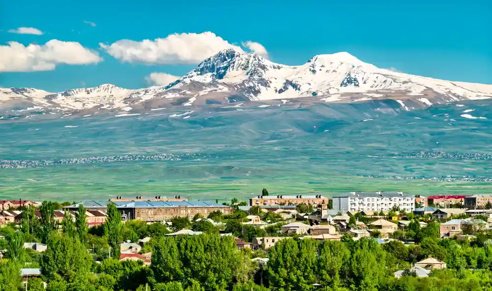 Se muestra al fondo el grandioso monte Aragats nevado y delante la capital de Armenia Ereván