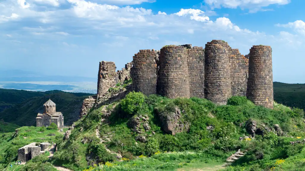 Se ve en vista panoramica la fortaleza medieval Amberd en Armenia