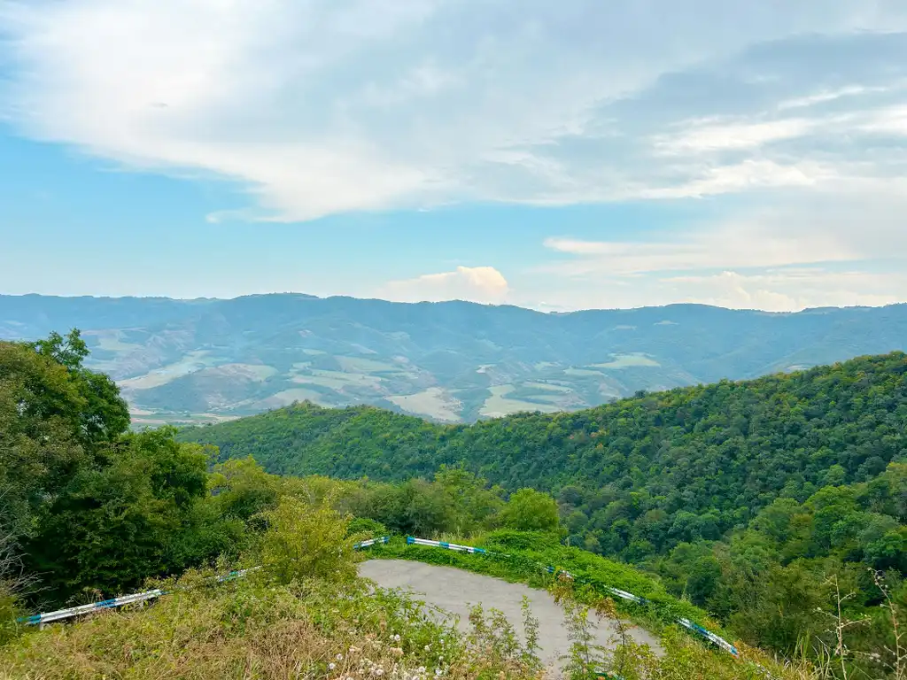 Hermoso paisaje natural bosque en Armenia en Tavush donde se puede practicar ciclismo de montaña